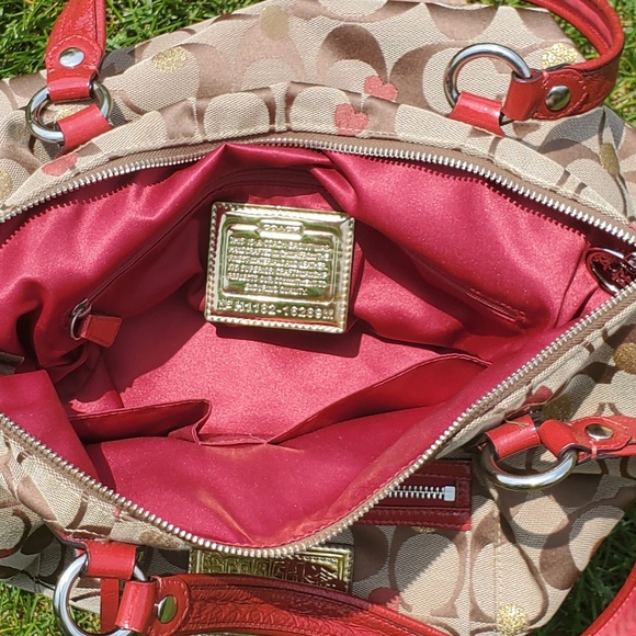 ♻️DONATED ♻️ Coach (Heart) Poppy Handbag - Picture 12 of 13